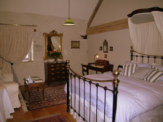 The House offers three spacious,centrally heated ,<br/>and sound-proofed bedrooms